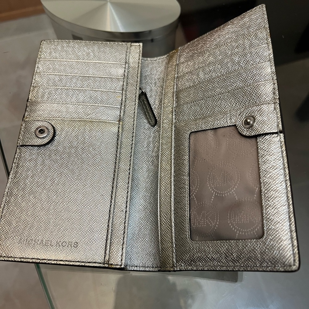Michael Kors silver monogram wallet - Picture 5 of 5